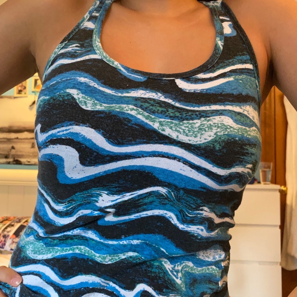 blue white black waved patterned tank top